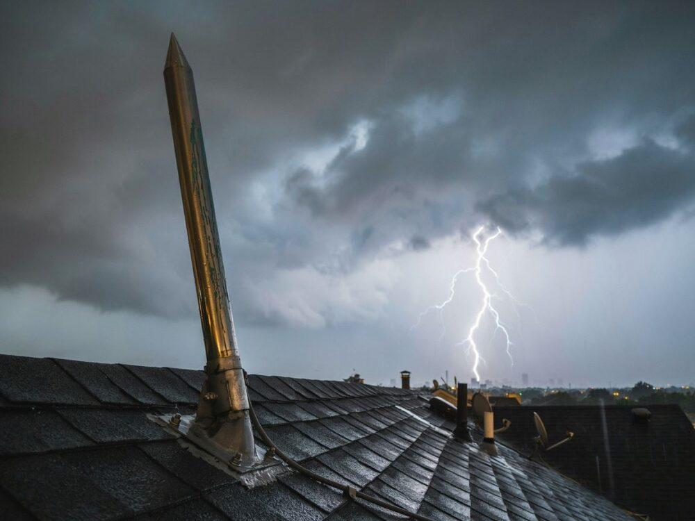 instalacja piorunochronu na dachu