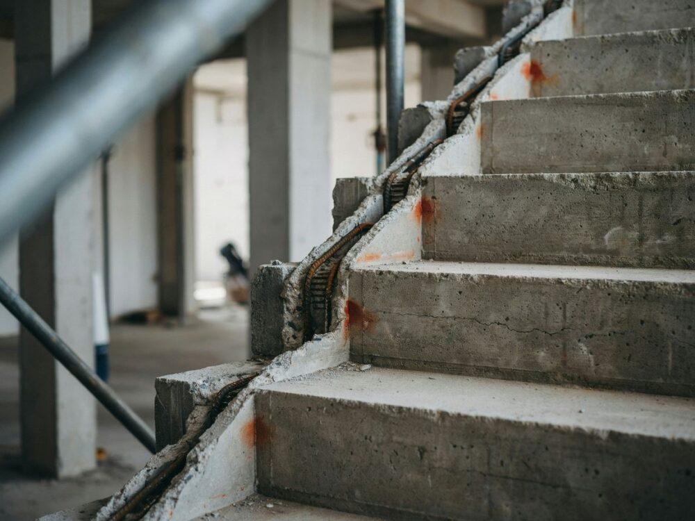 stalowe pręty jako wzmocnienie schodów betonowych